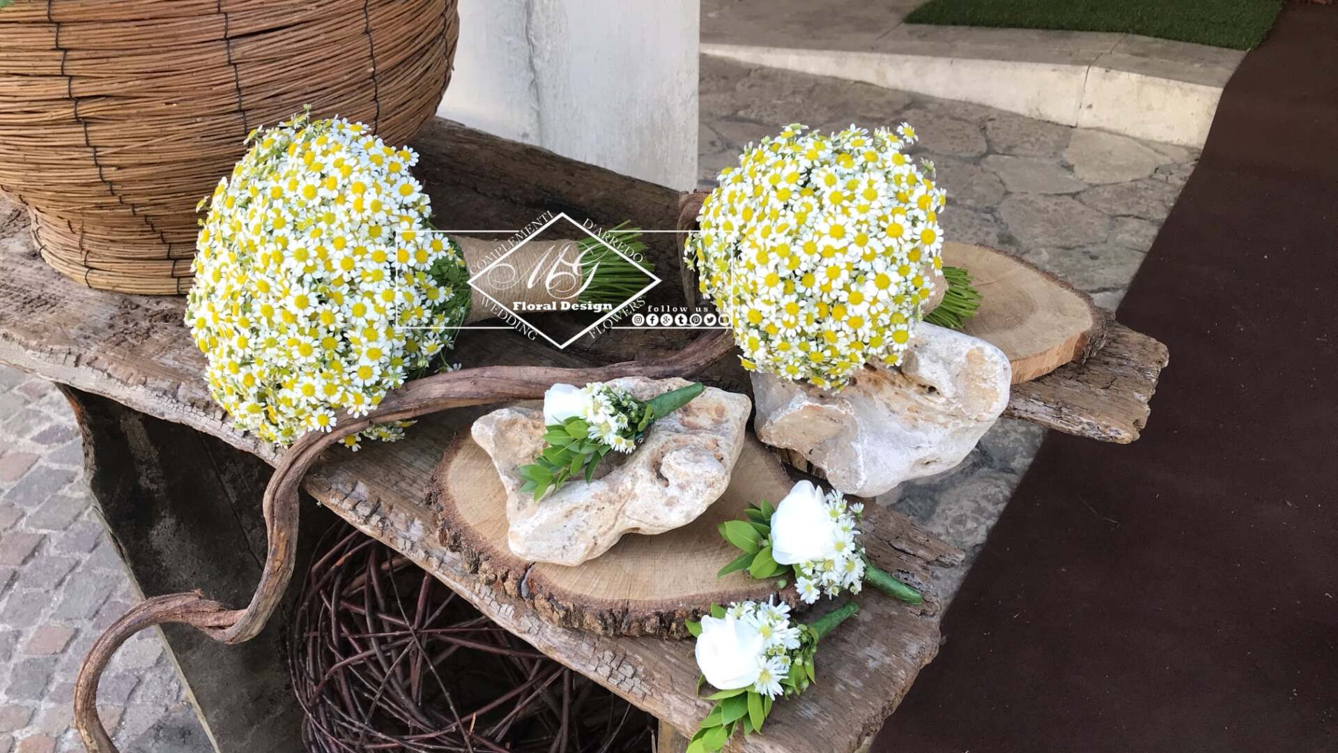 Addobbi floreali con arredi in legno