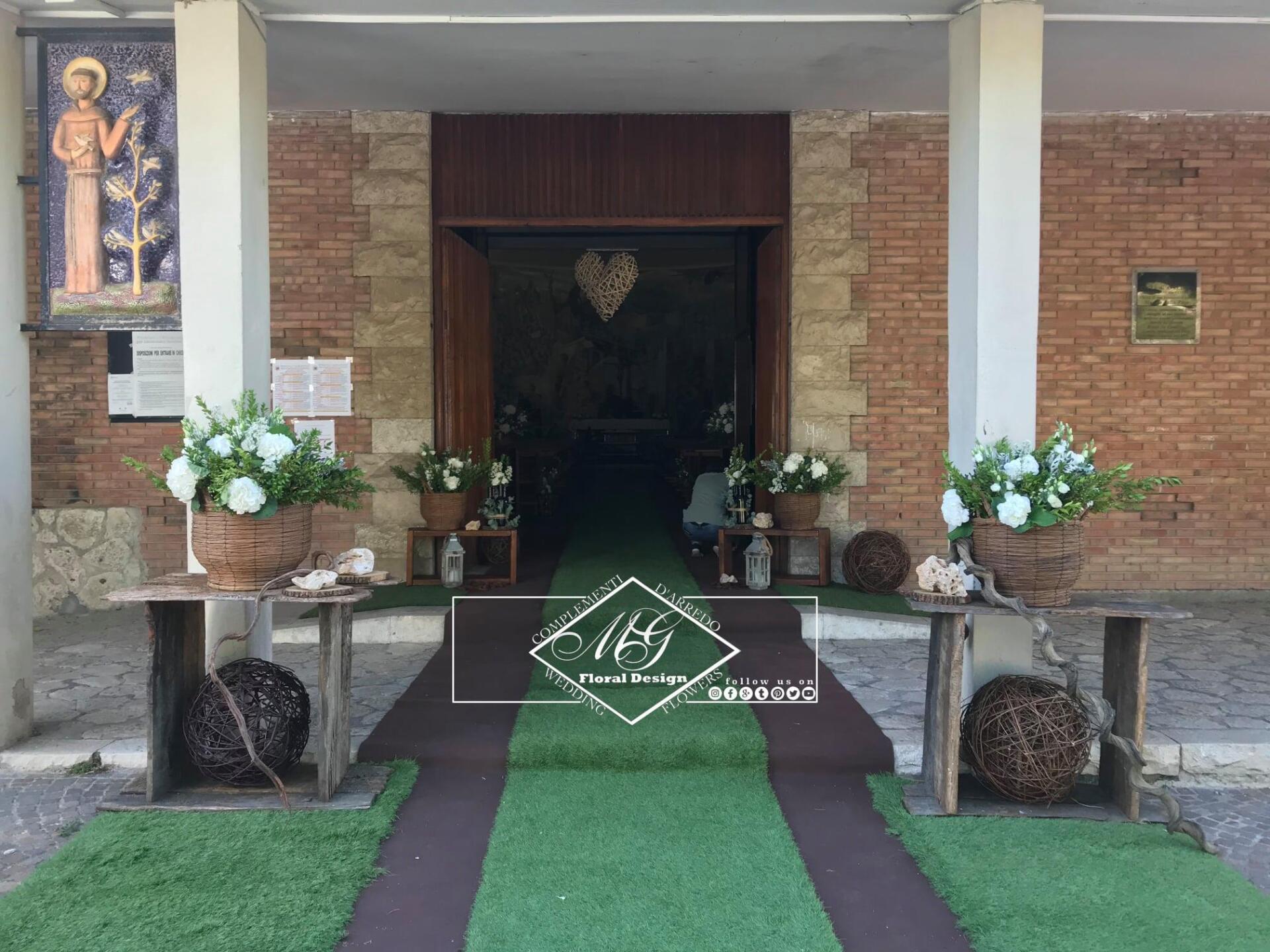 Addobbi floreali con tappeto verde