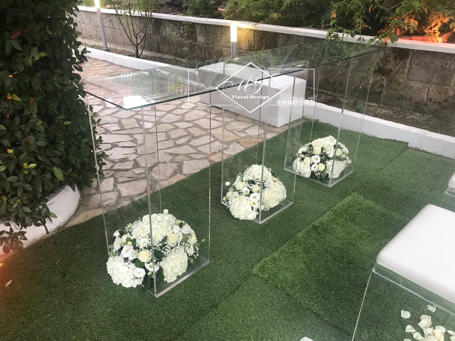 Addobbi floreali dentro arredo in vetro