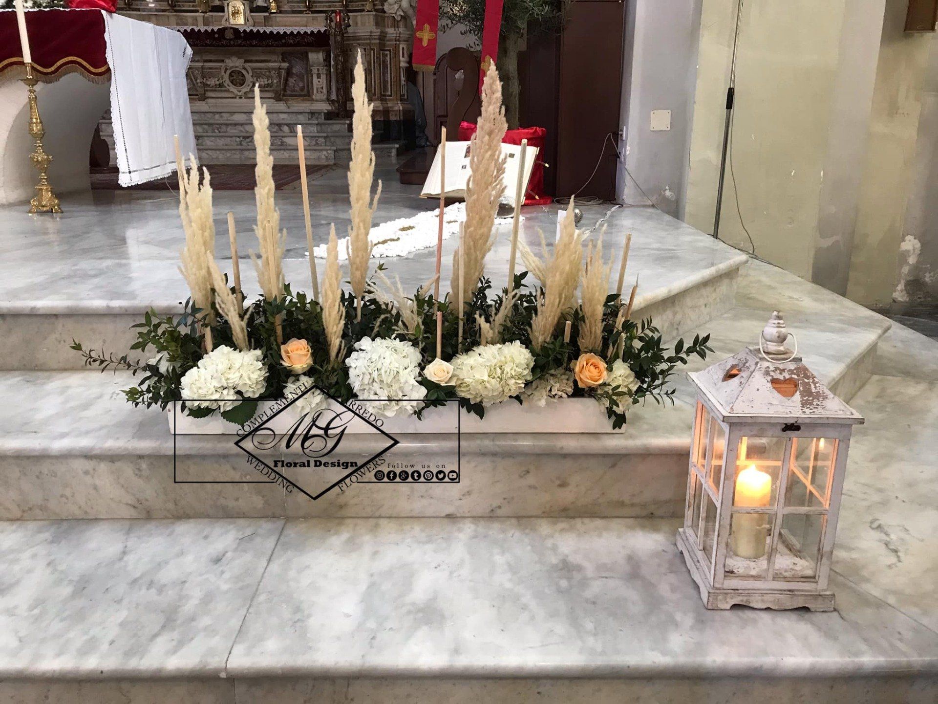 Addobbi floreali e lanterna