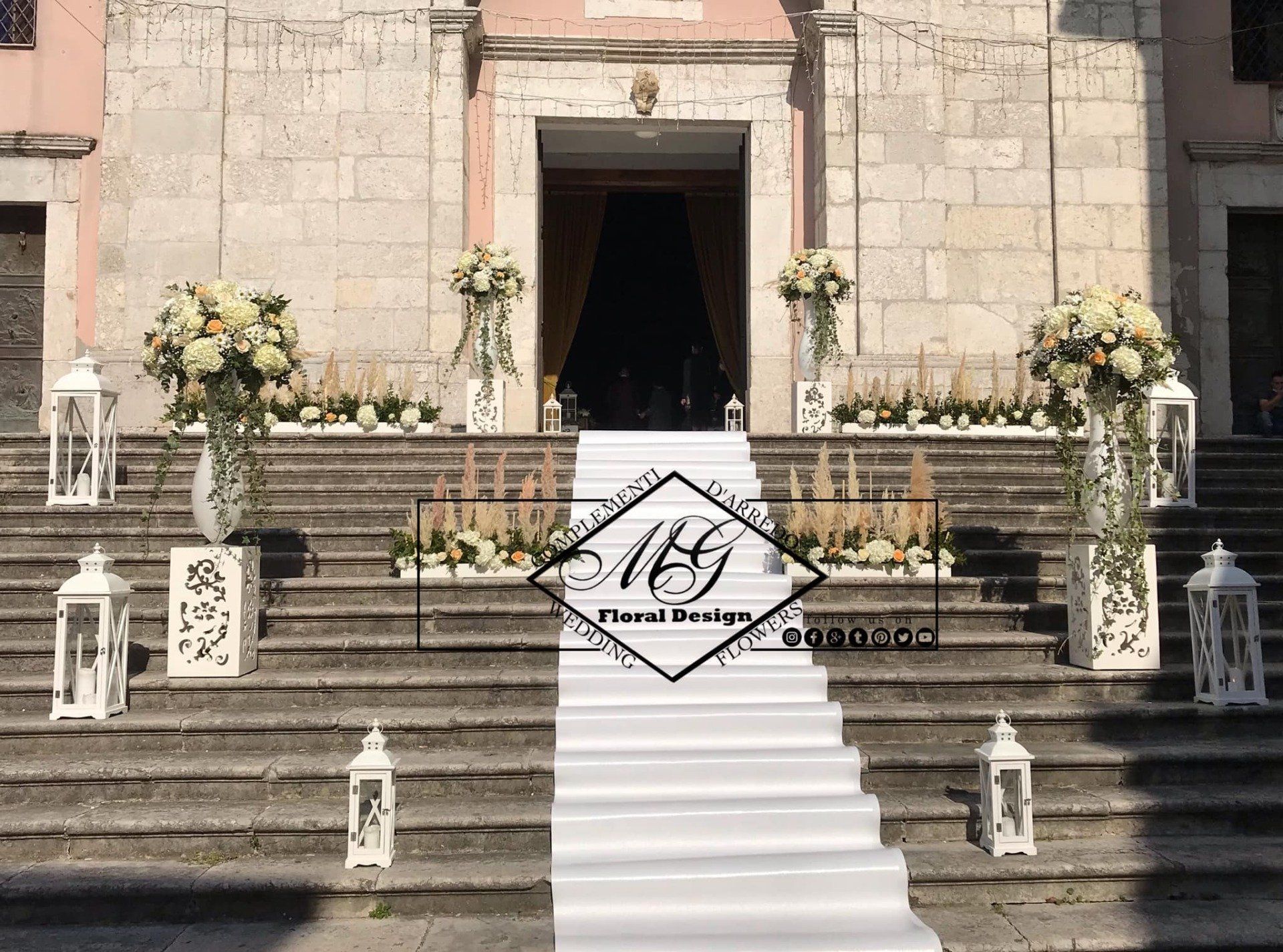 Addobbi floreali sulle scale di una chiesa