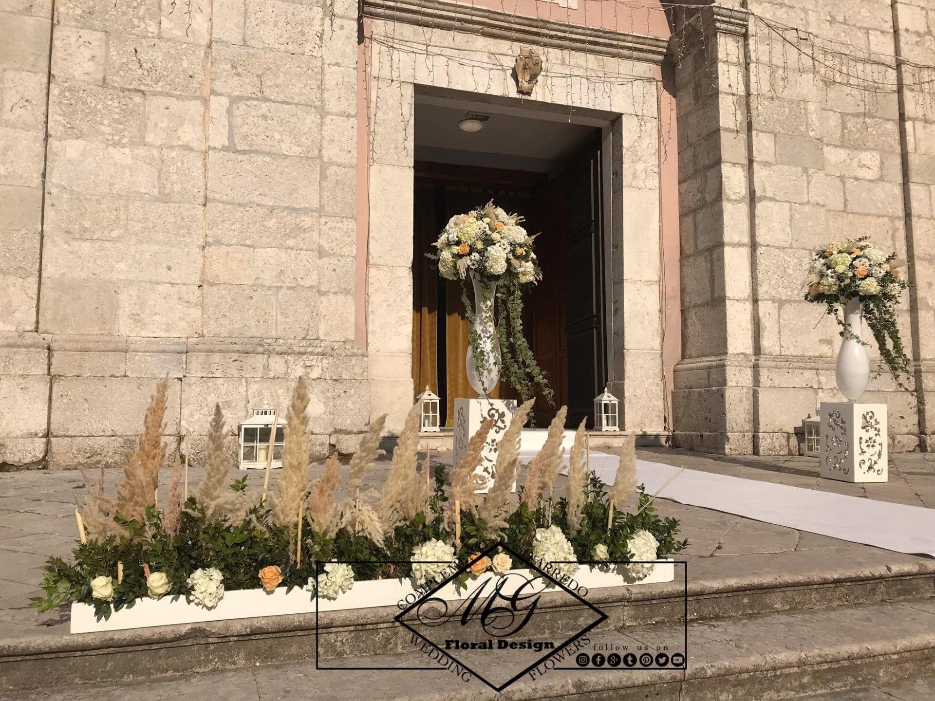 Addobbi floreali fuori dalla chiesa