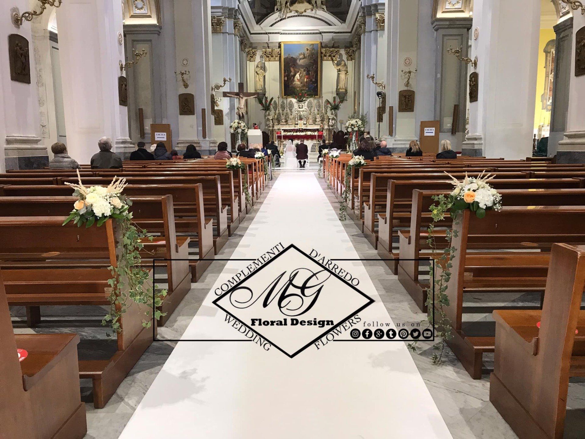 Addobbi floreali lungo la navata