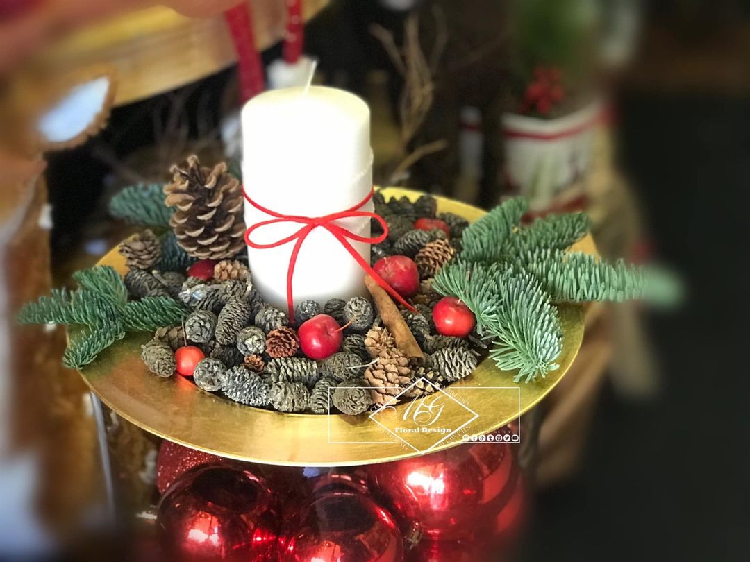 decorazione natalizia con candela