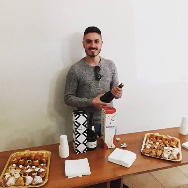 allievo mentre brinda alla fine del concorso