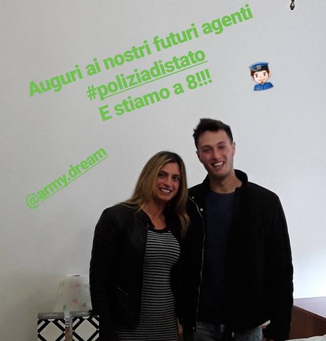 agente di polizia felice dopo il superamento del concorso