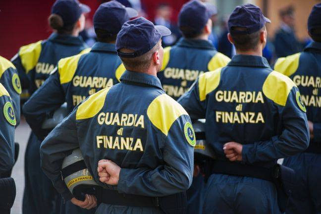 gruppo di allievi della guardia di finanza