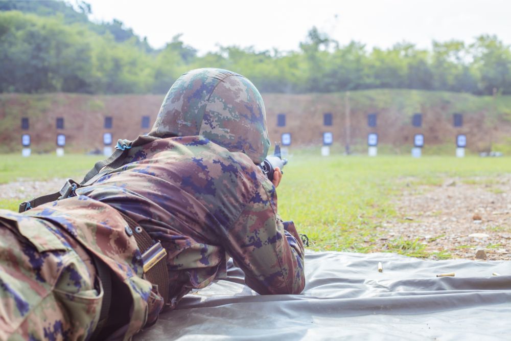 militare durante una esercitazione al poligono