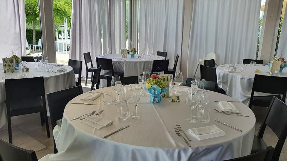 allestimento con tavolo rotondo