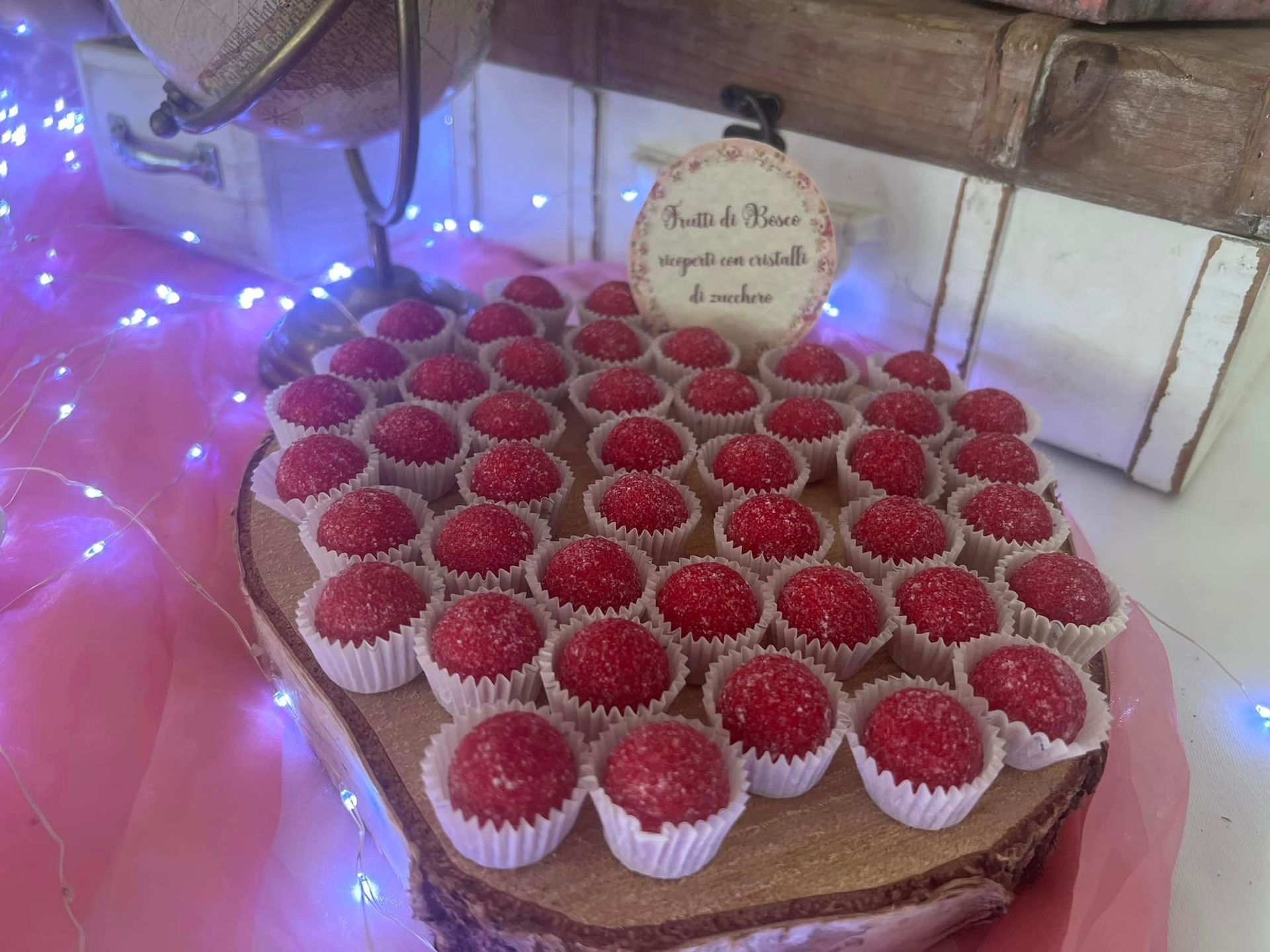 Un mucchio di cupcake è seduto sopra un tavolo di legno.