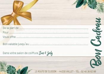 Un chèque-cadeau avec un nœud doré et des feuilles sur un fond en bois.