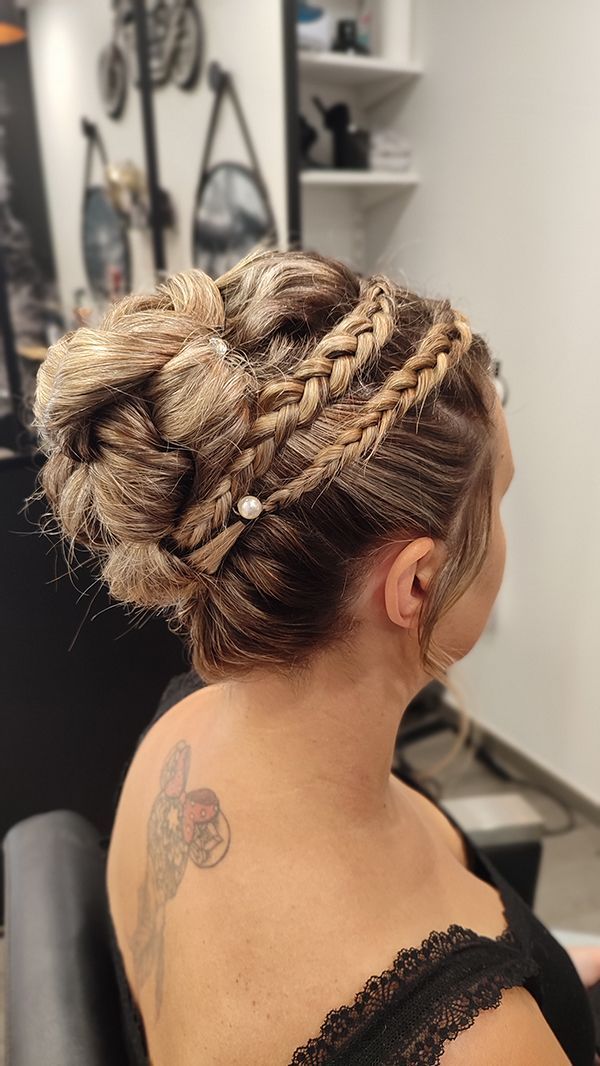 Une femme se fait coiffer dans un salon.