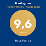 Booking.com-Auszeichnung für Haus Patricia: ein goldener Kreis mit der Aufschrift „9,6 von 10“ auf blauem Hintergrund.