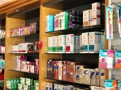 scaffale medicinale Farmacia Arezzi Lovere