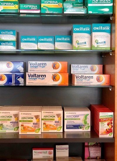 scaffale medicinali  Farmacia Aezzi Lovere