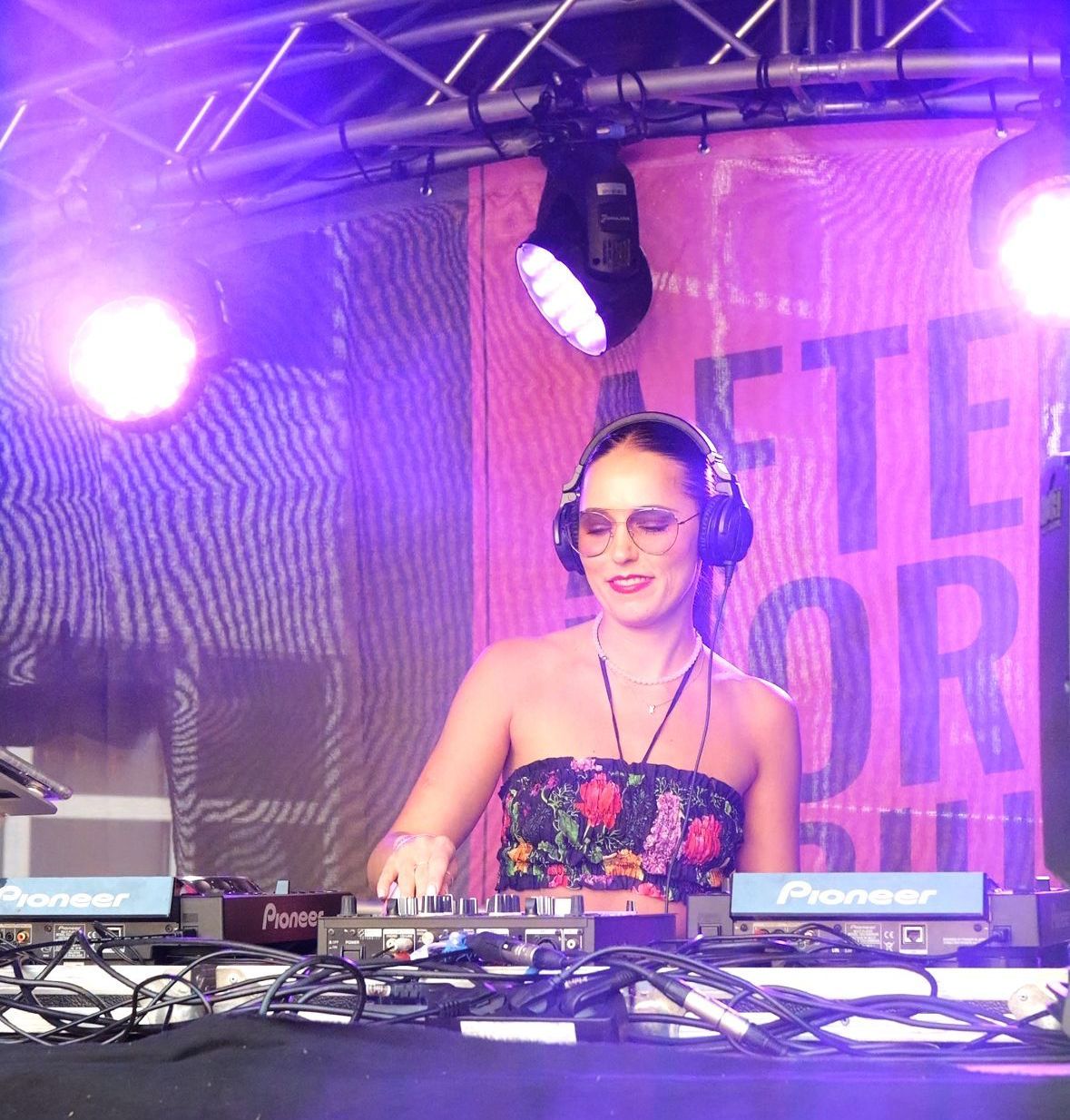 Afterwork mit DJane Festival Feeling Musik erleben