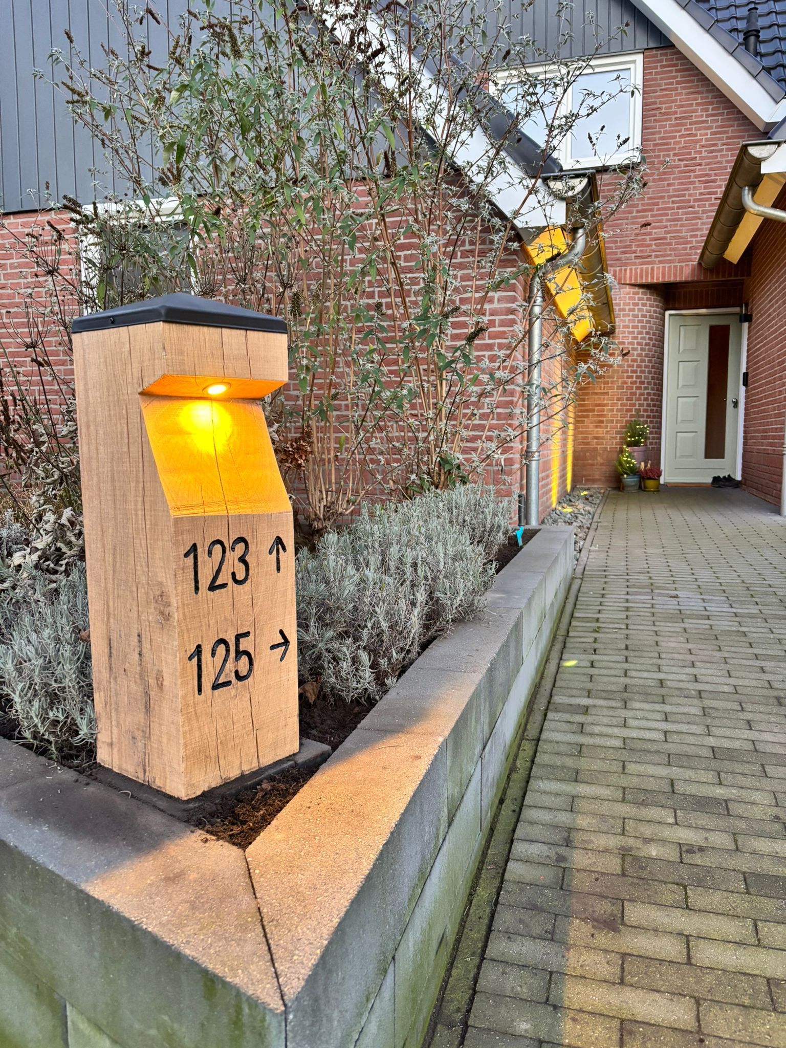 Houten laadpaal zonder pasjessysteem, met stekker