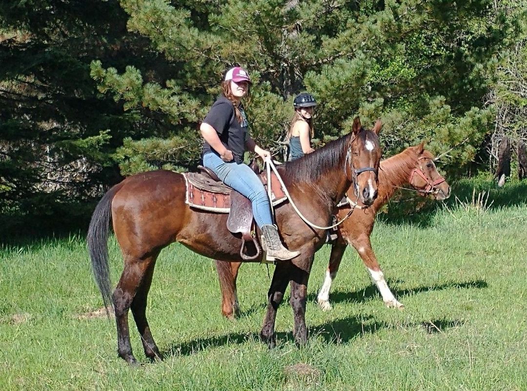 girls-on-horses