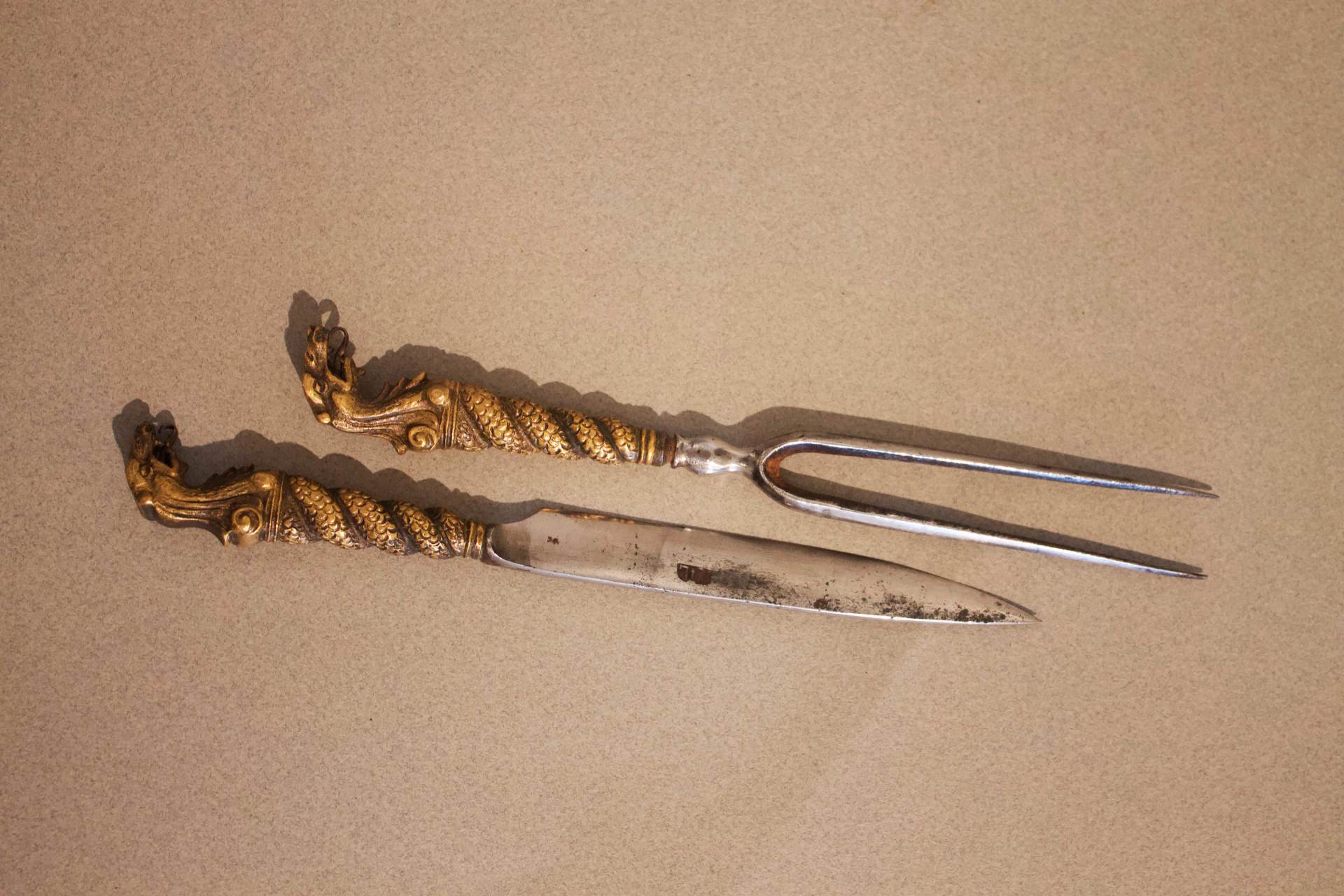 Coppia di posate con impugnatura in bronzo