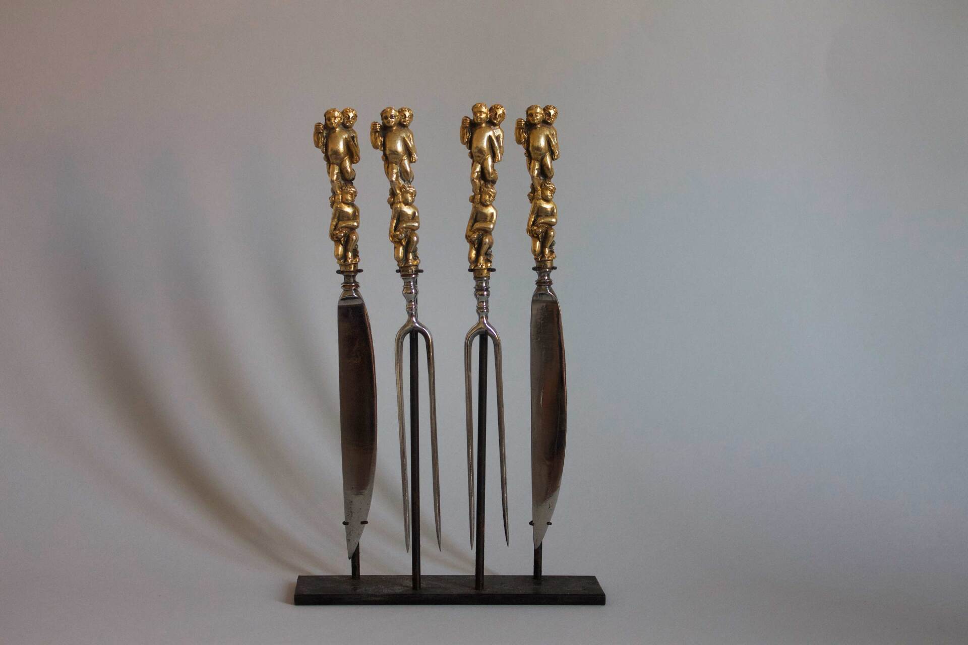 Due coppie di posate con impugnatura in argento