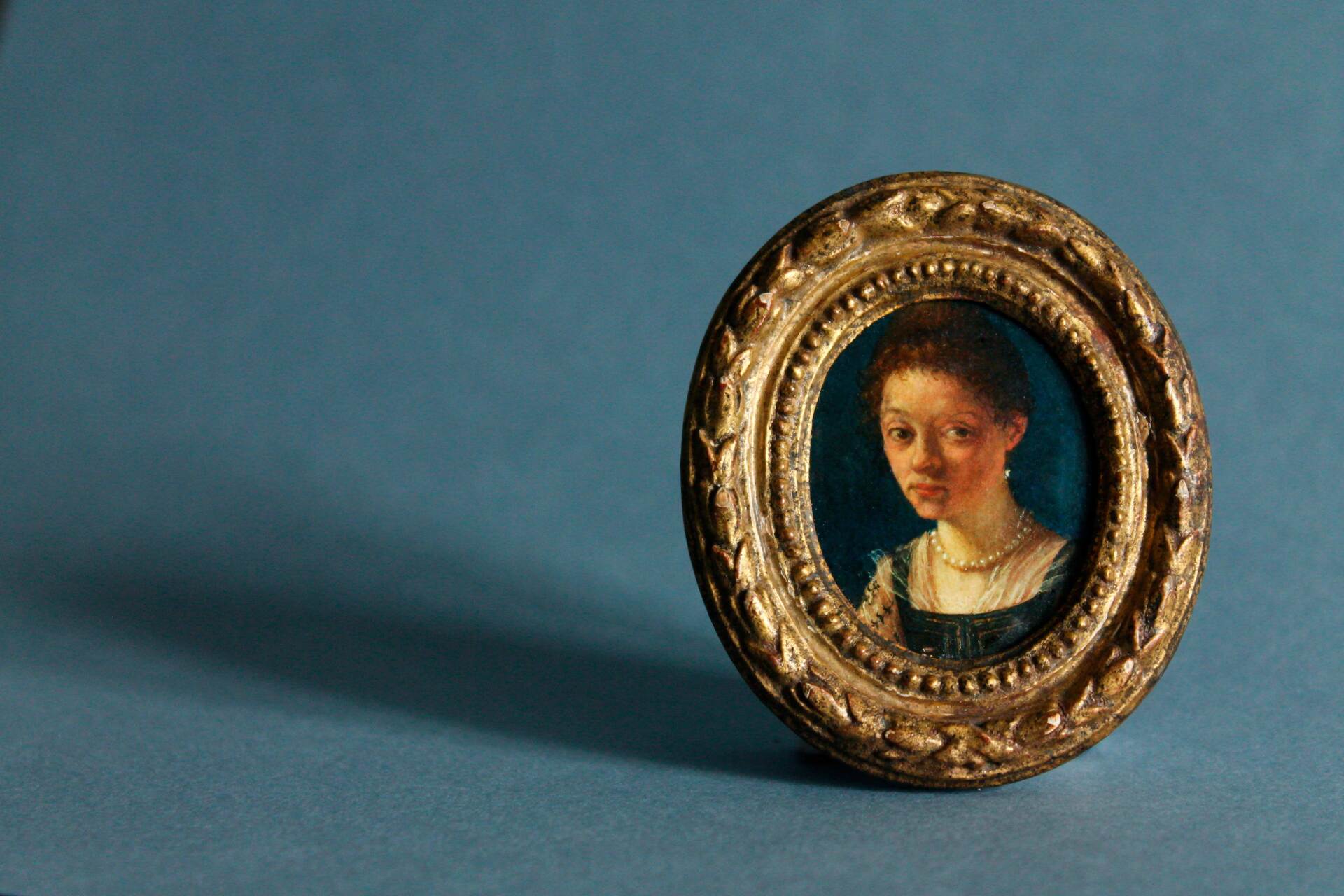 Ritratto di donna su fondo blu, ritratto di donna su sfondo verde