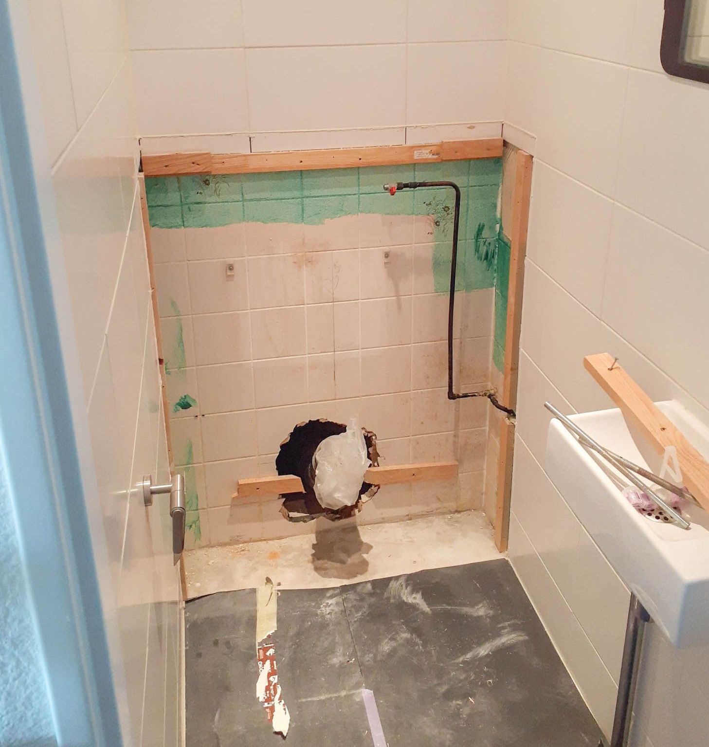 Wesselvastgoedonderhoud bezig met wc plaatsen