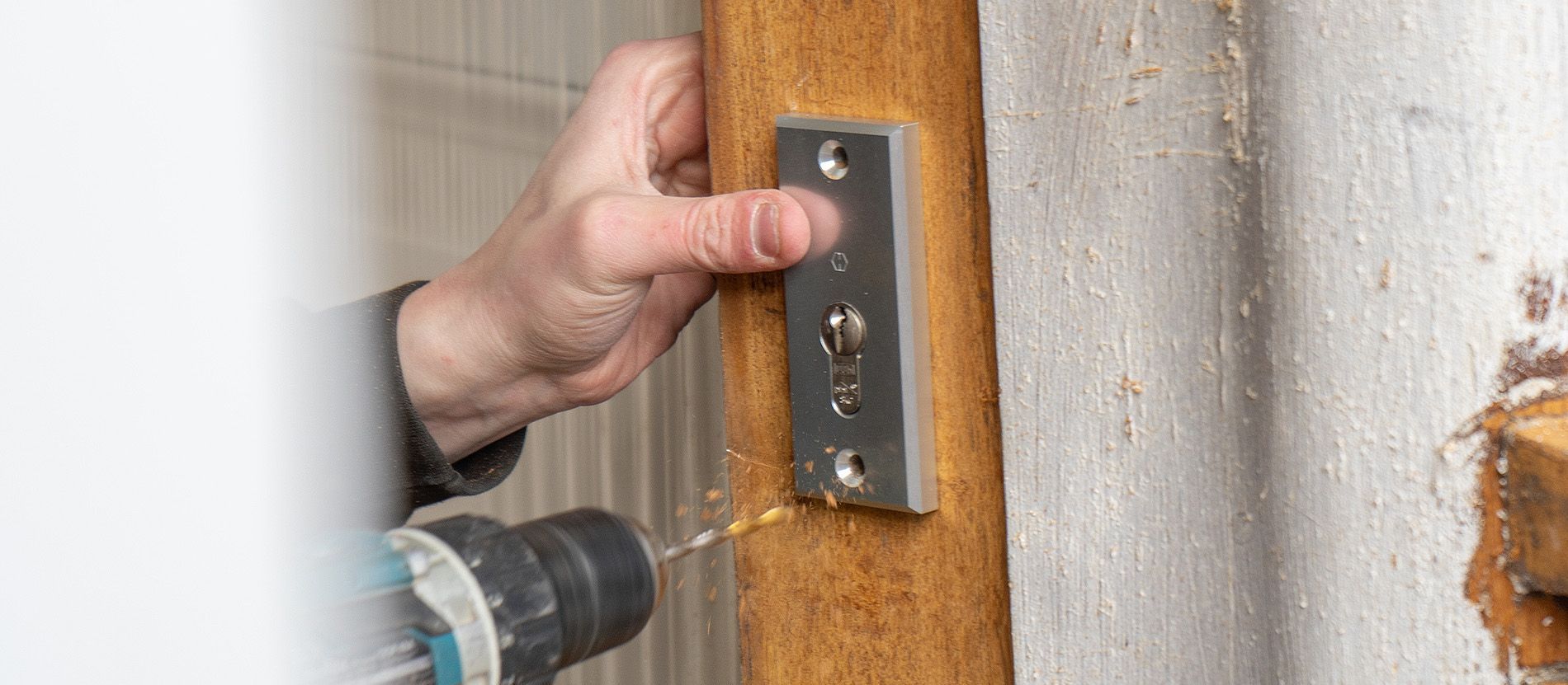 Wesselvastgoedonderhoud bezig met sloten vervangen