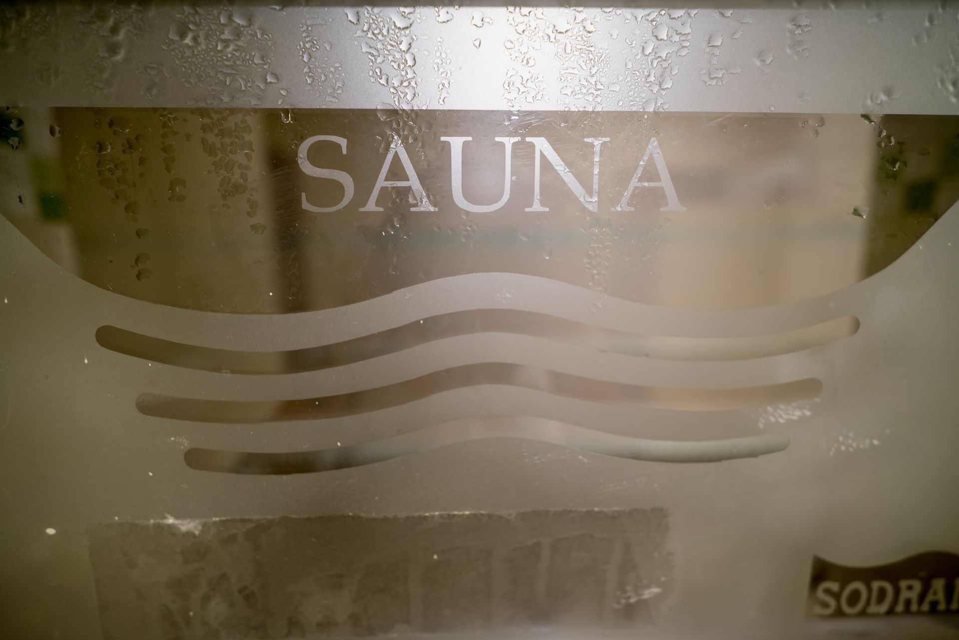 Porta de vidro fosco com a inscrição 