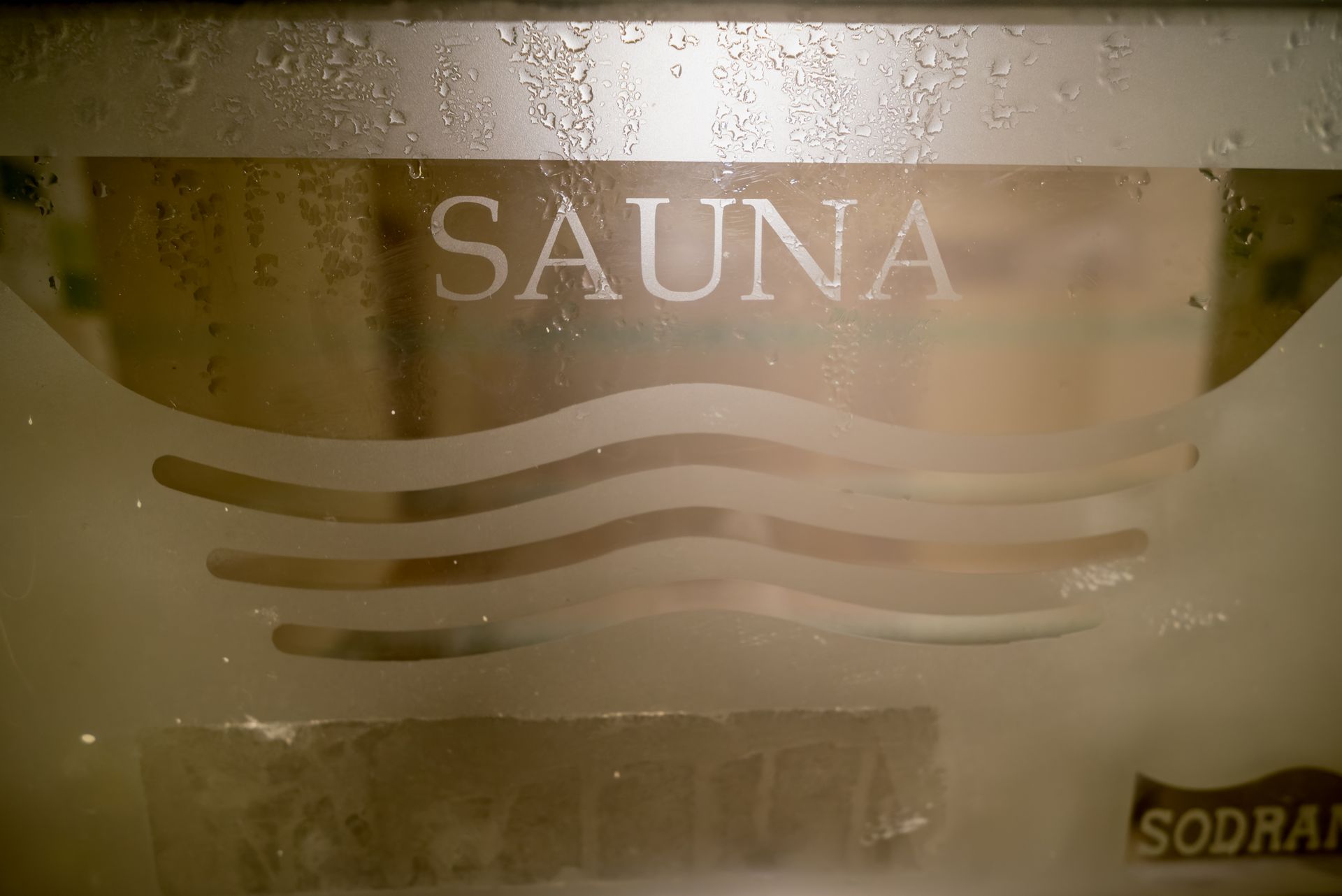 Porta de vidro fosco com a inscrição 