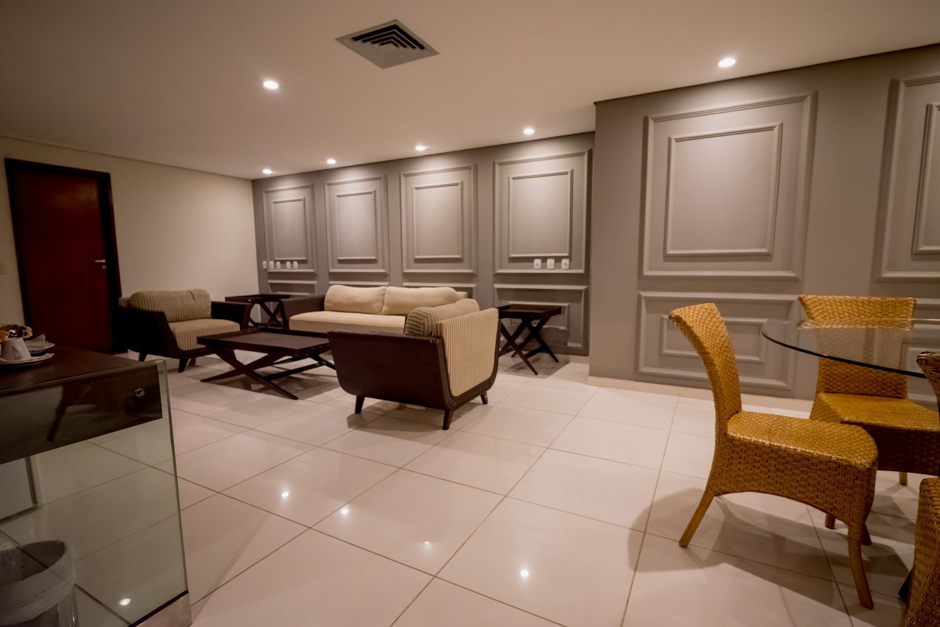 Uma sala de estar com uma mesa e cadeiras