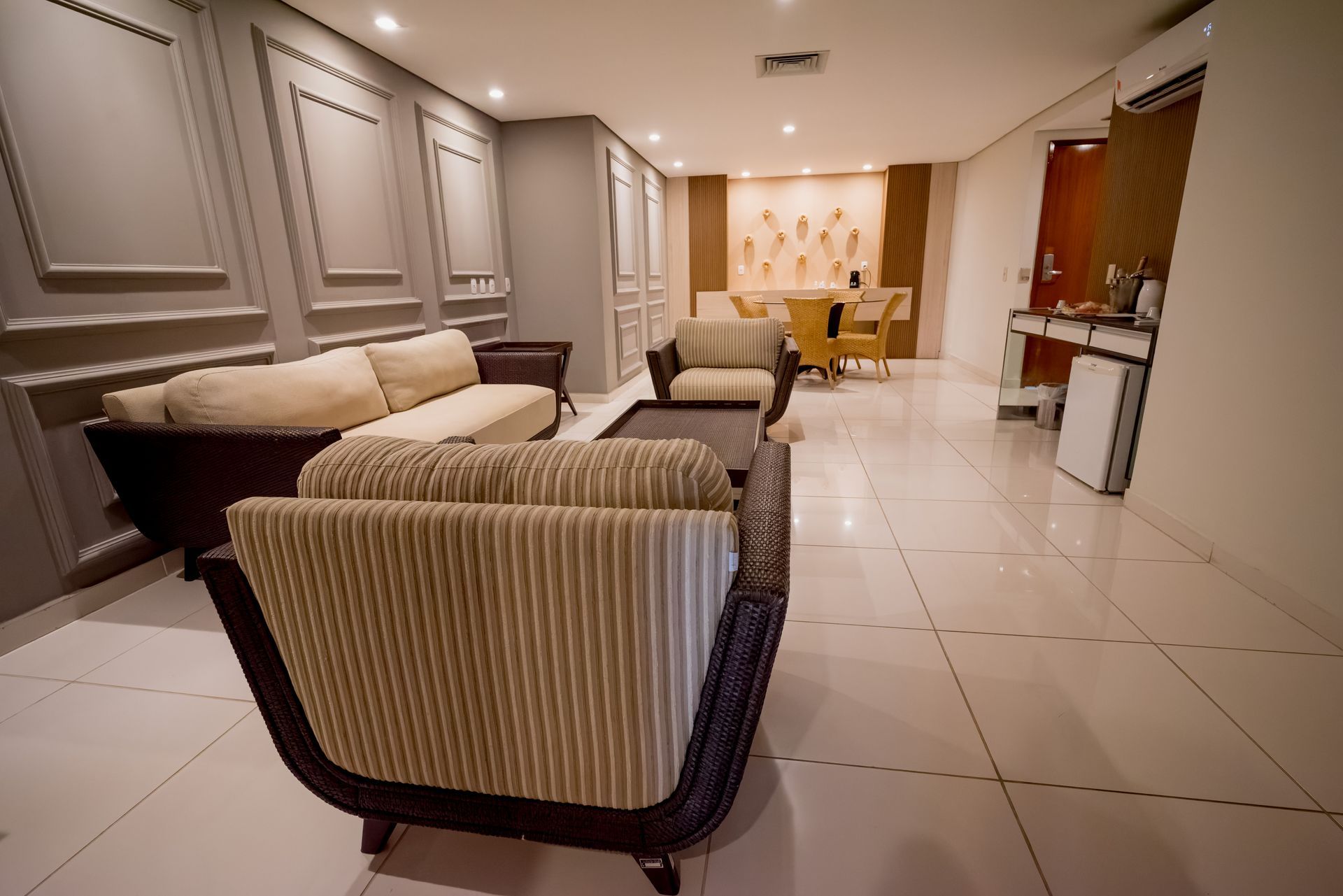 Uma sala de estar com um sofá e cadeiras