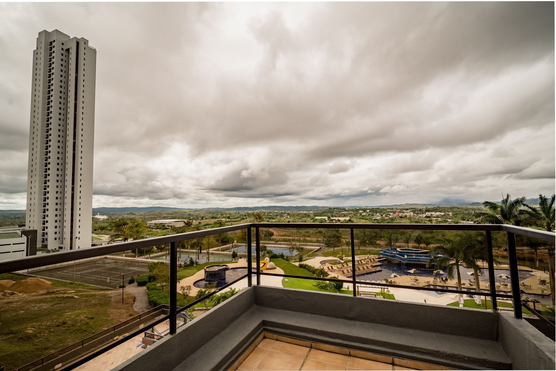 Uma varanda com vista para uma cidade em um dia nublado