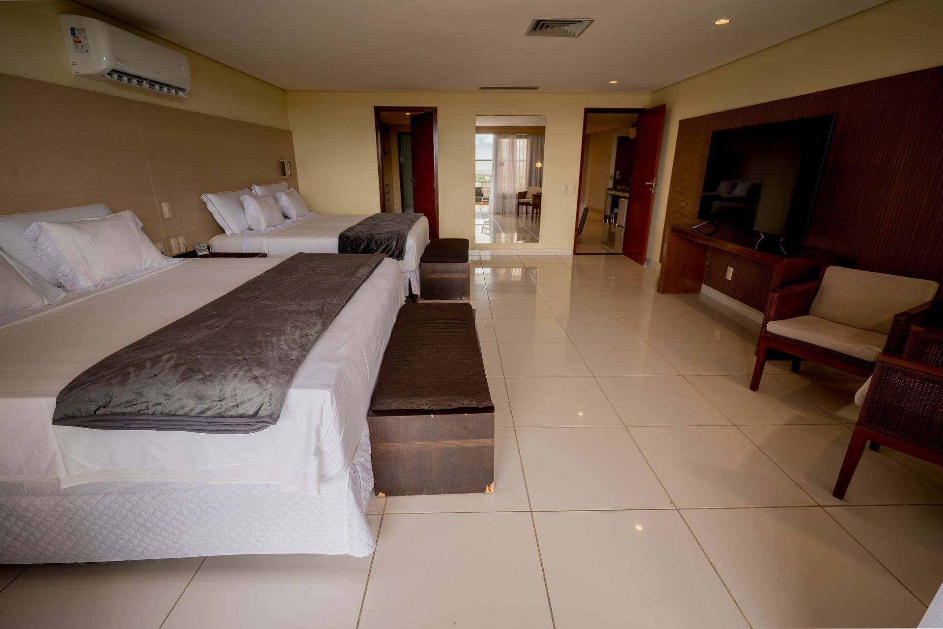 Um quarto de hotel com duas camas e uma televisão