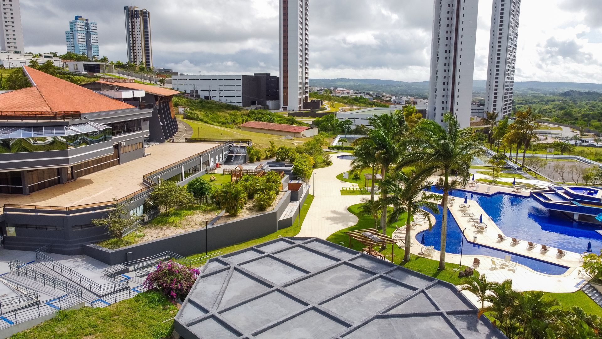 Uma vista aérea de uma cidade com uma piscina no meio.