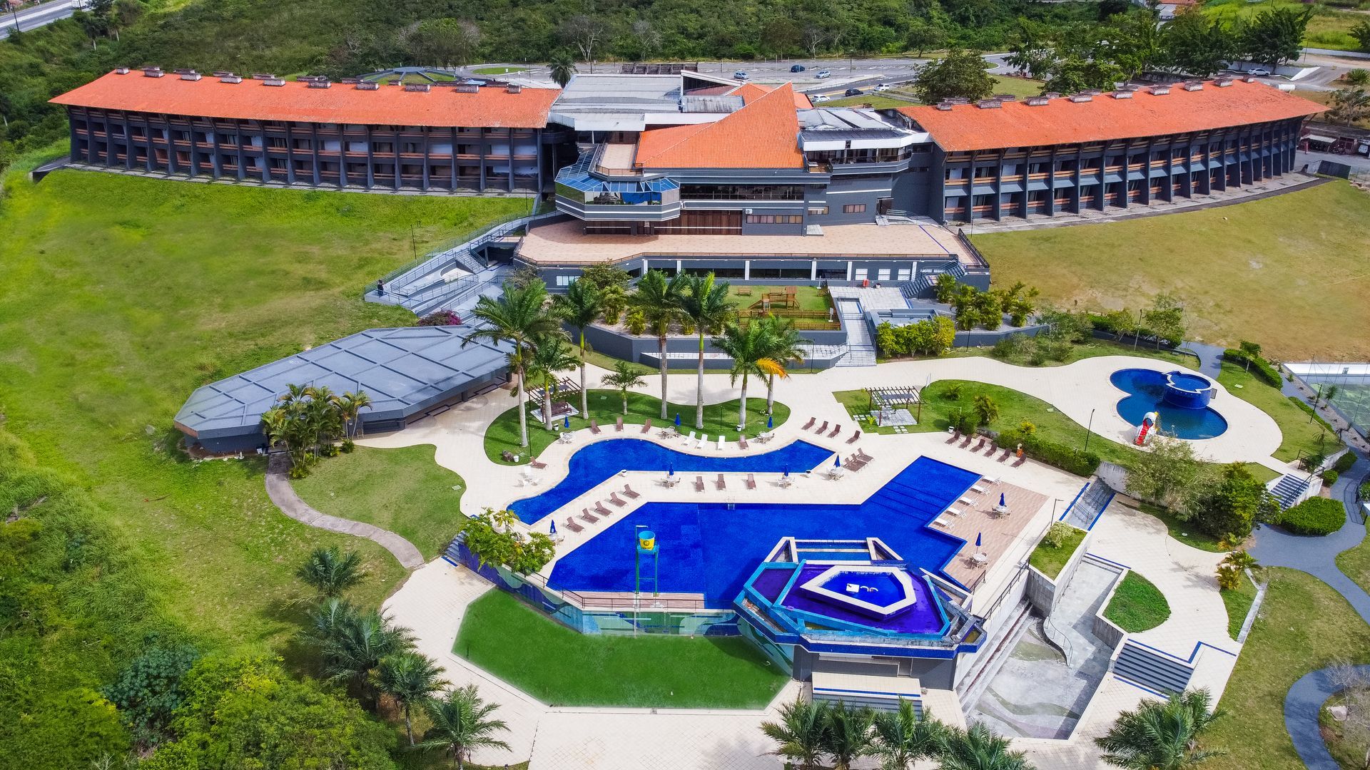 Uma vista aérea de um hotel com uma grande piscina