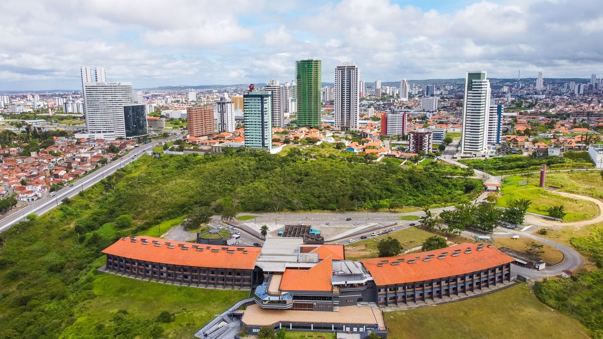 Uma vista aérea de um grande edifício no meio de uma cidade.