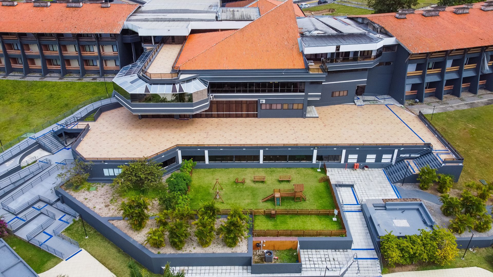 Uma vista aérea de um grande edifício com telhado vermelho