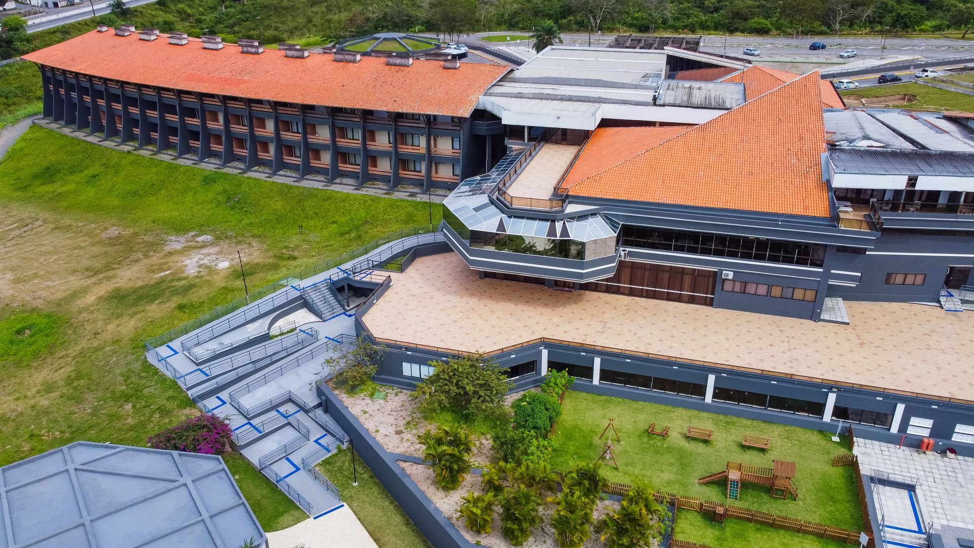 Uma vista aérea de um grande edifício com telhado vermelho