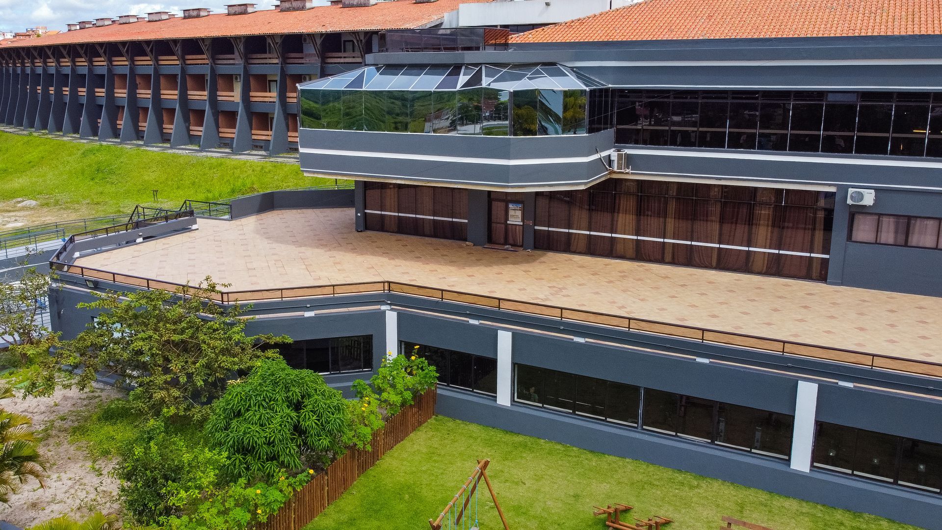 Uma vista aérea de um grande edifício com muitas janelas.