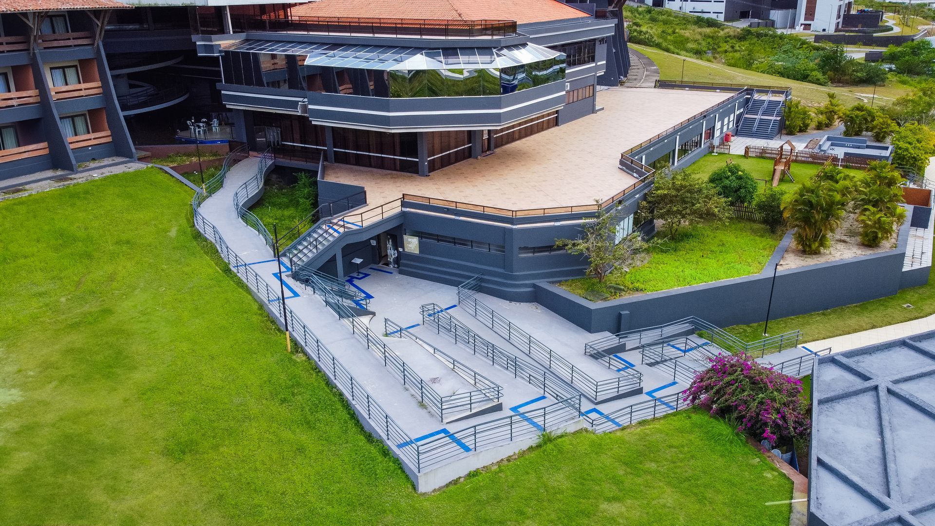 Uma vista aérea de um grande edifício com um grande gramado na frente.
