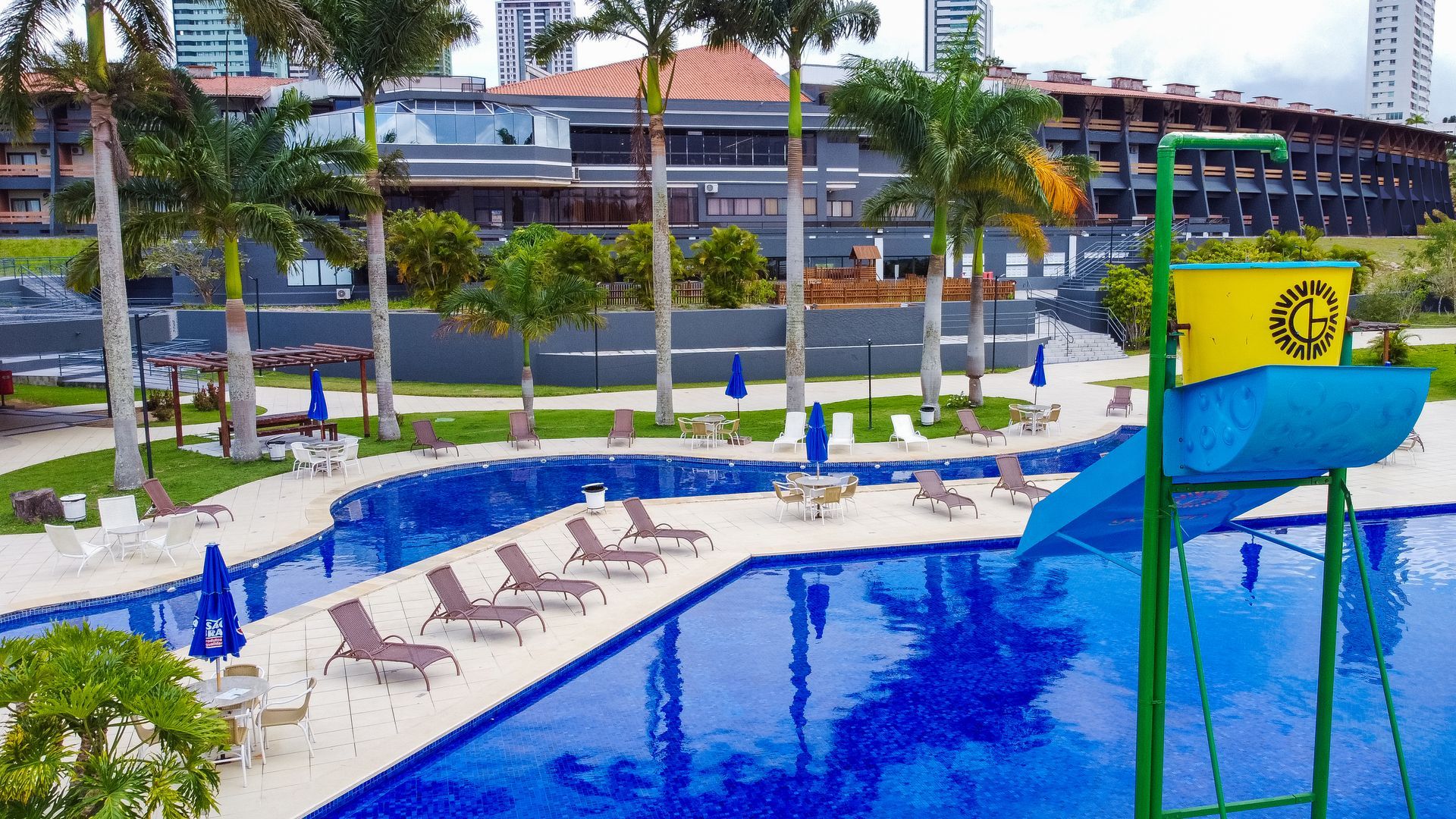 Há um toboágua no meio da piscina.