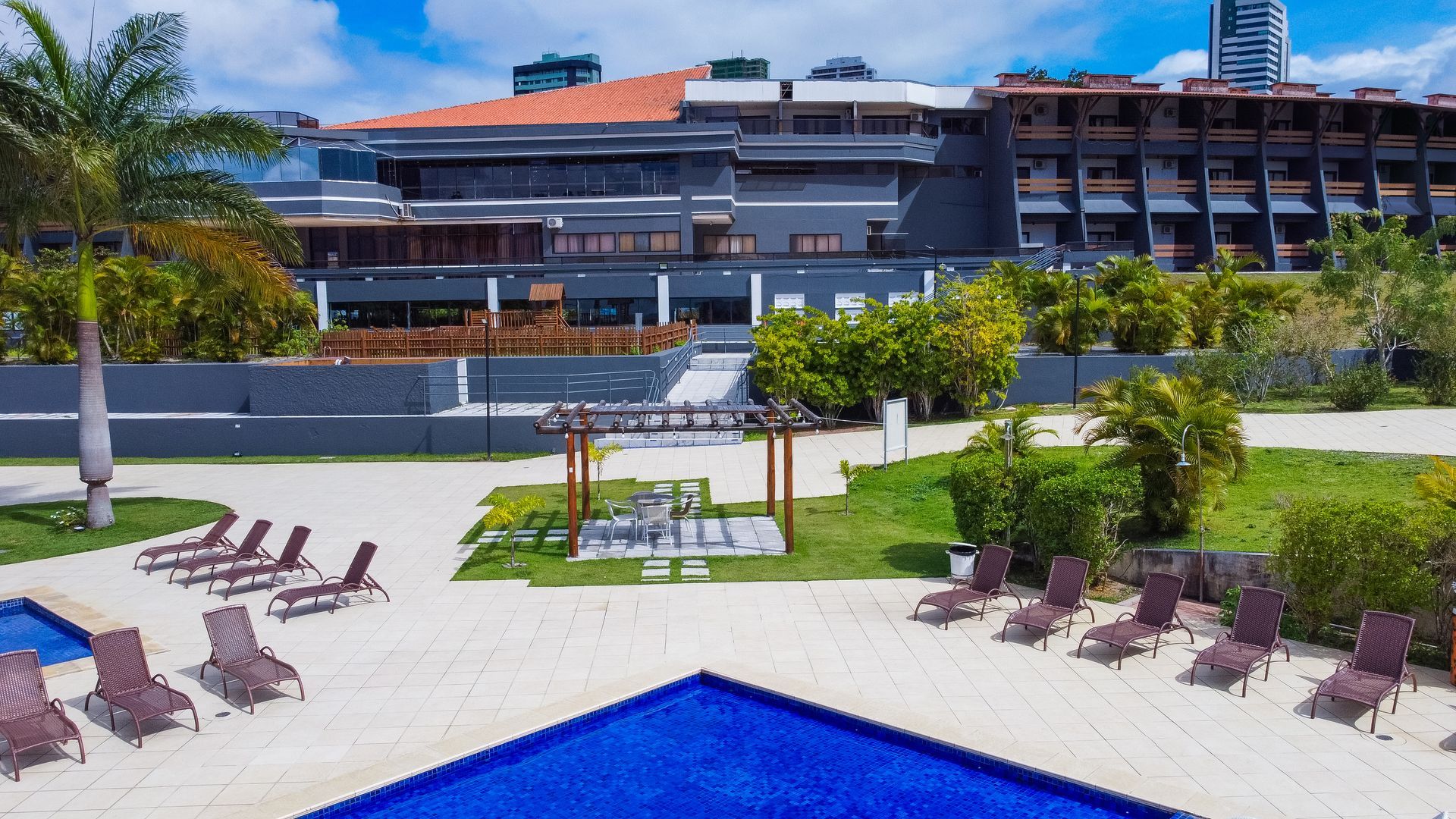 Um grande edifício com uma piscina na frente