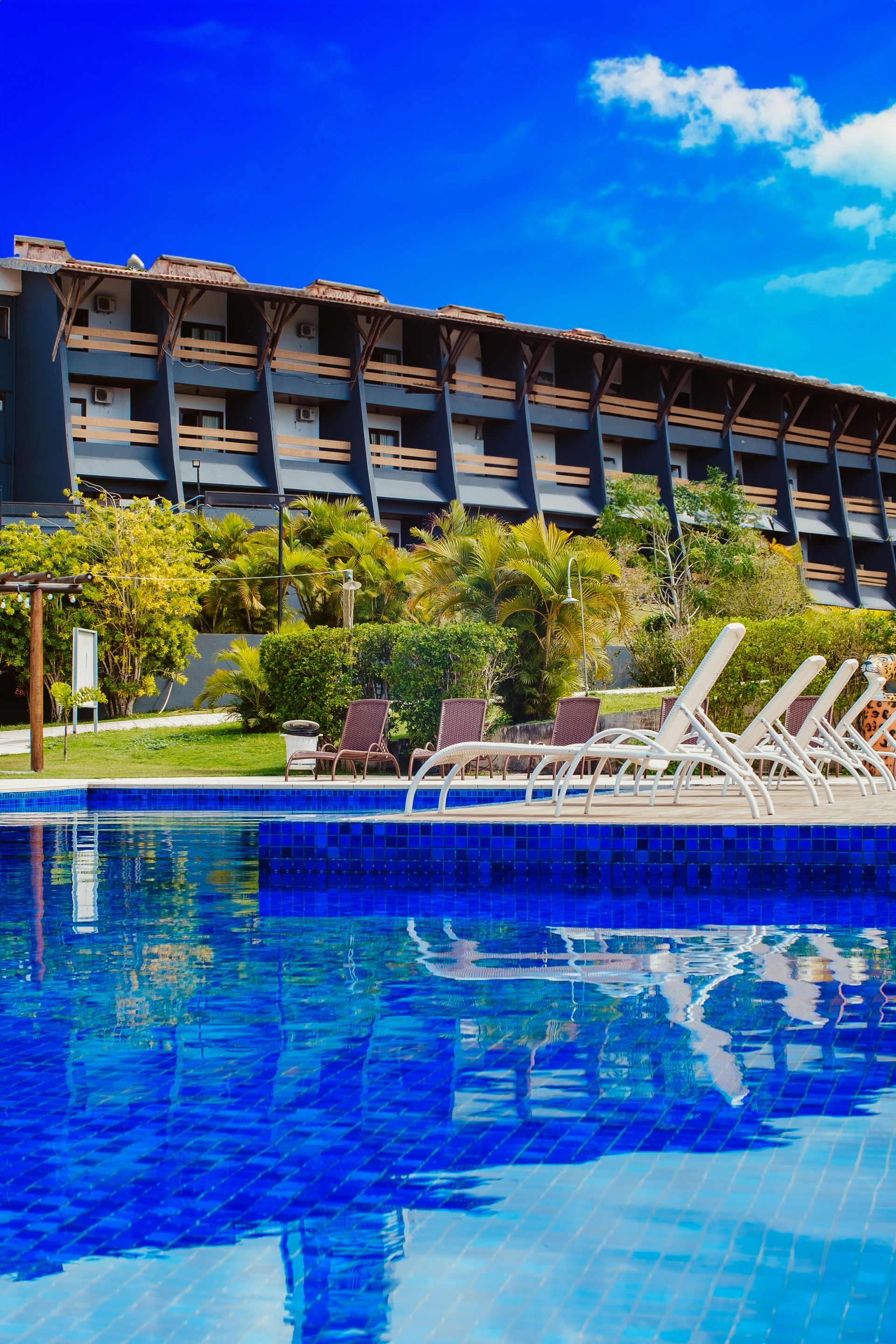 Um grande edifício com uma piscina na frente