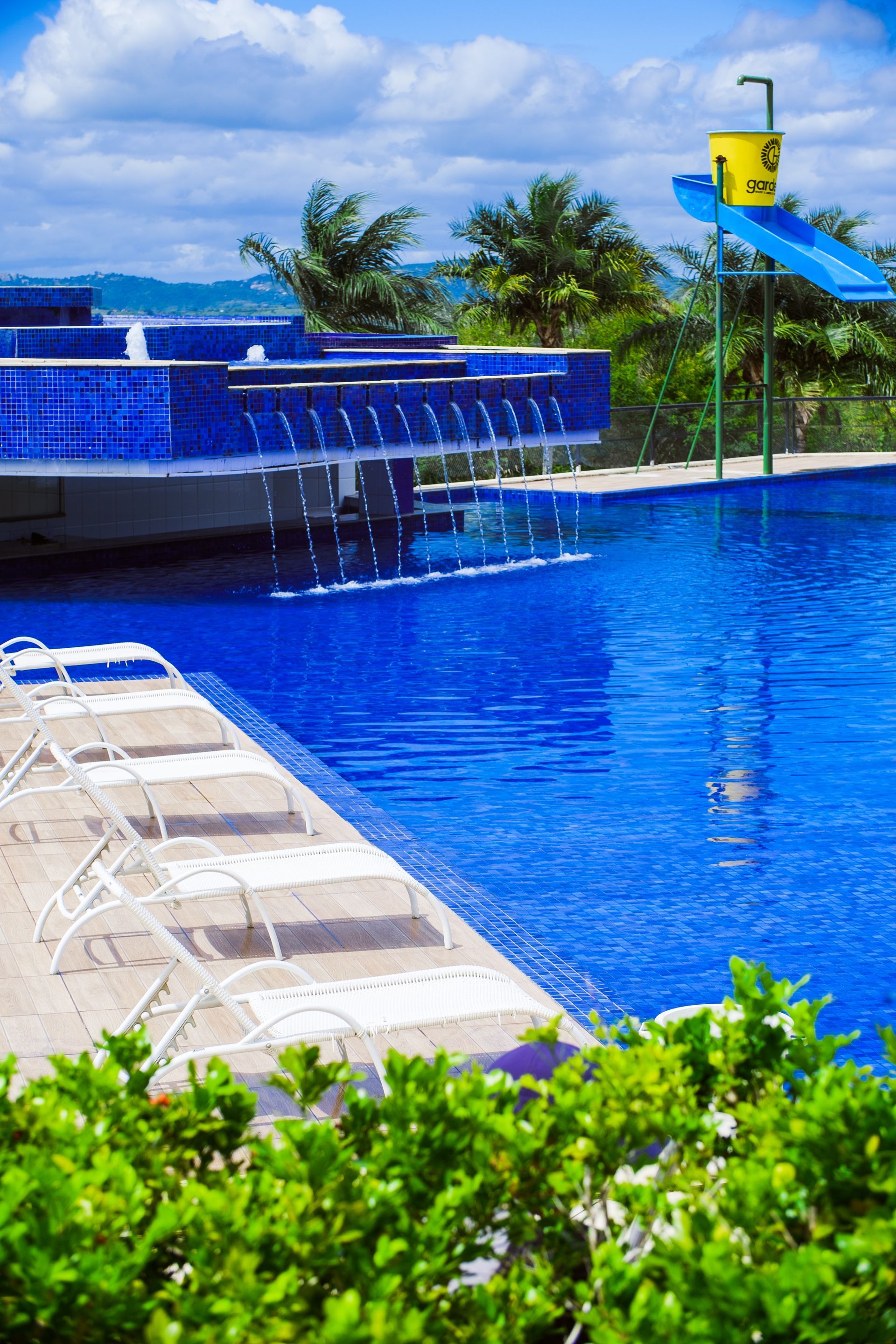 Uma grande piscina com um toboágua ao fundo