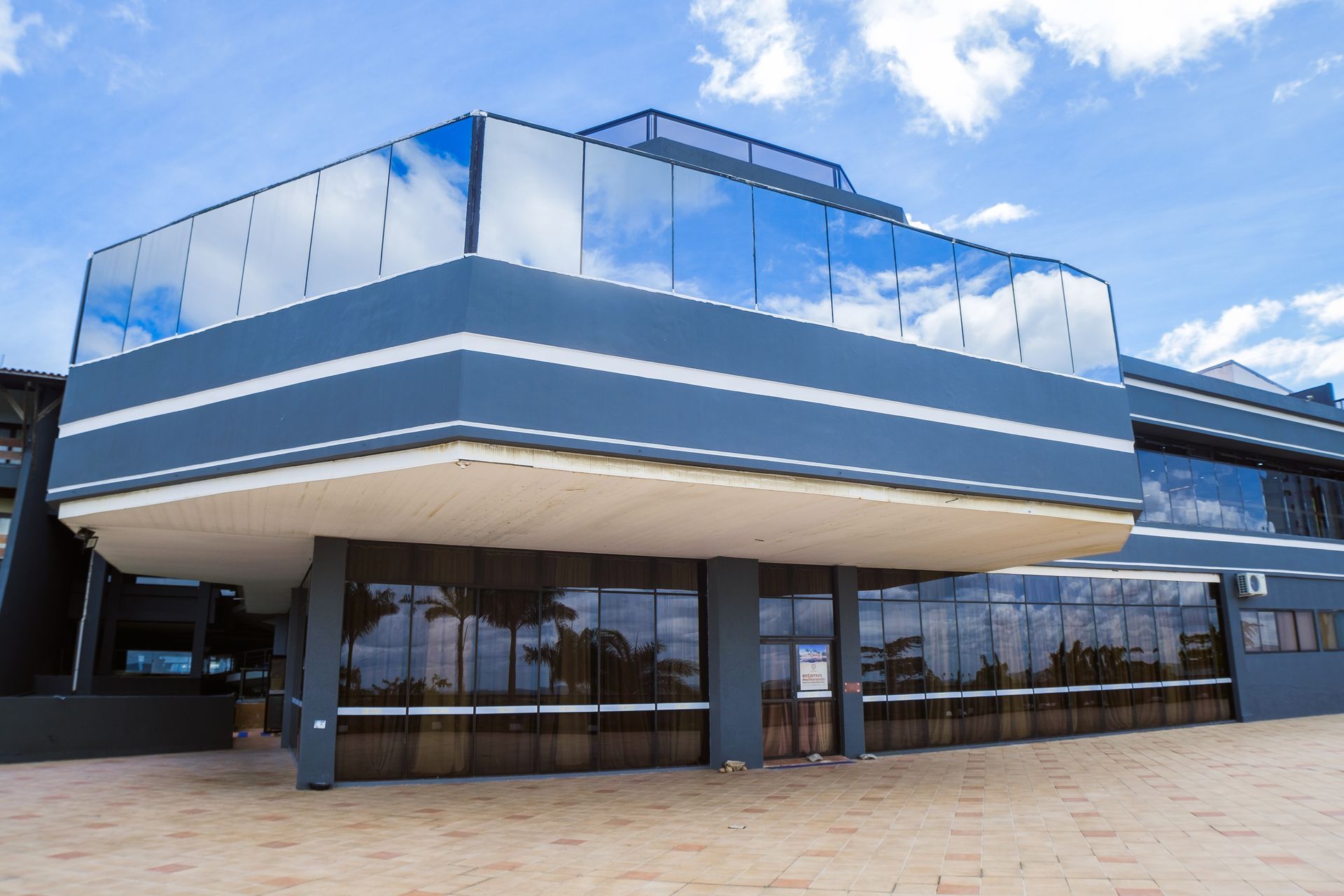 Um grande edifício com muitas janelas e uma varanda