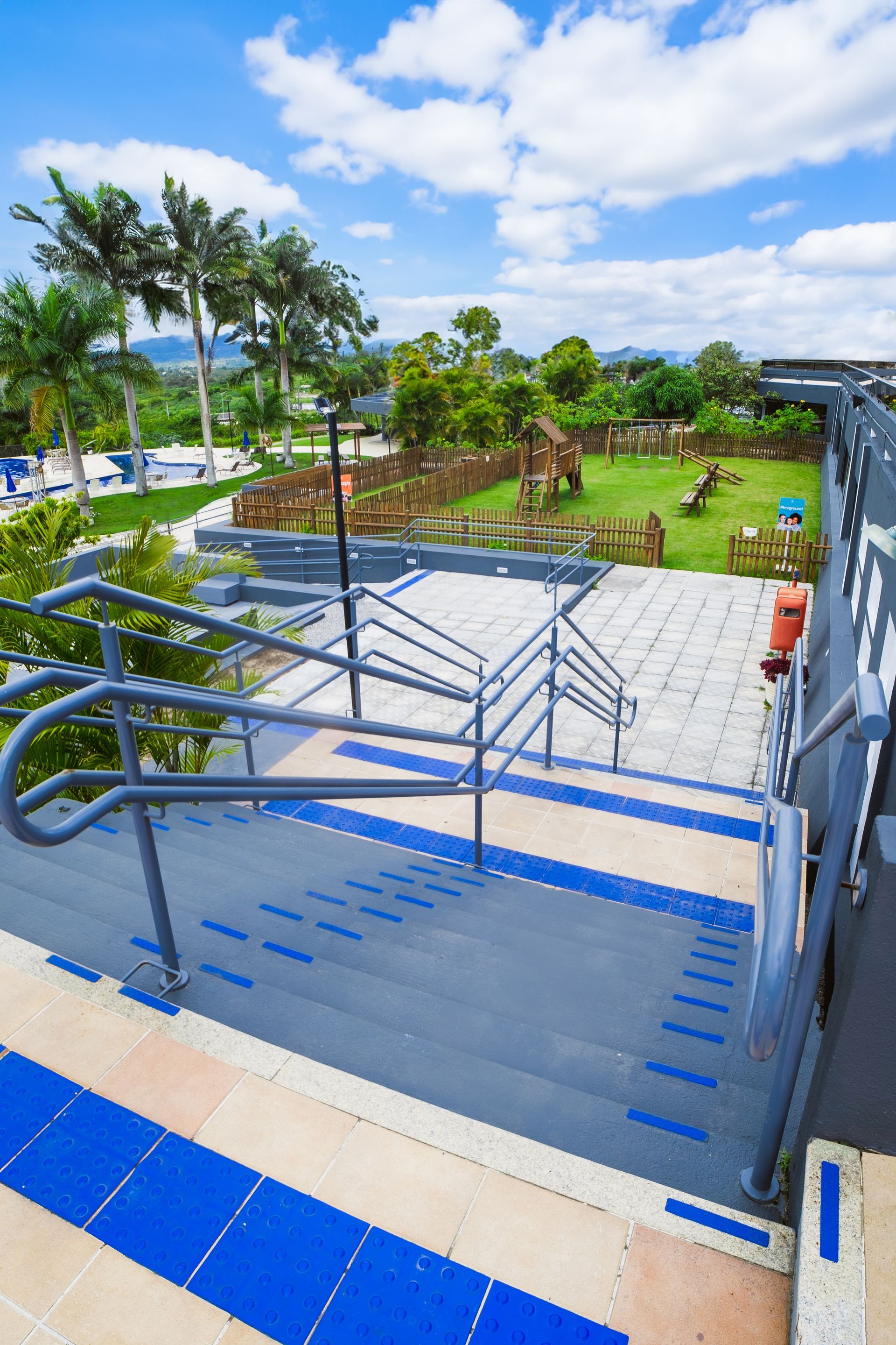 Um conjunto de escadas que leva a um edifício