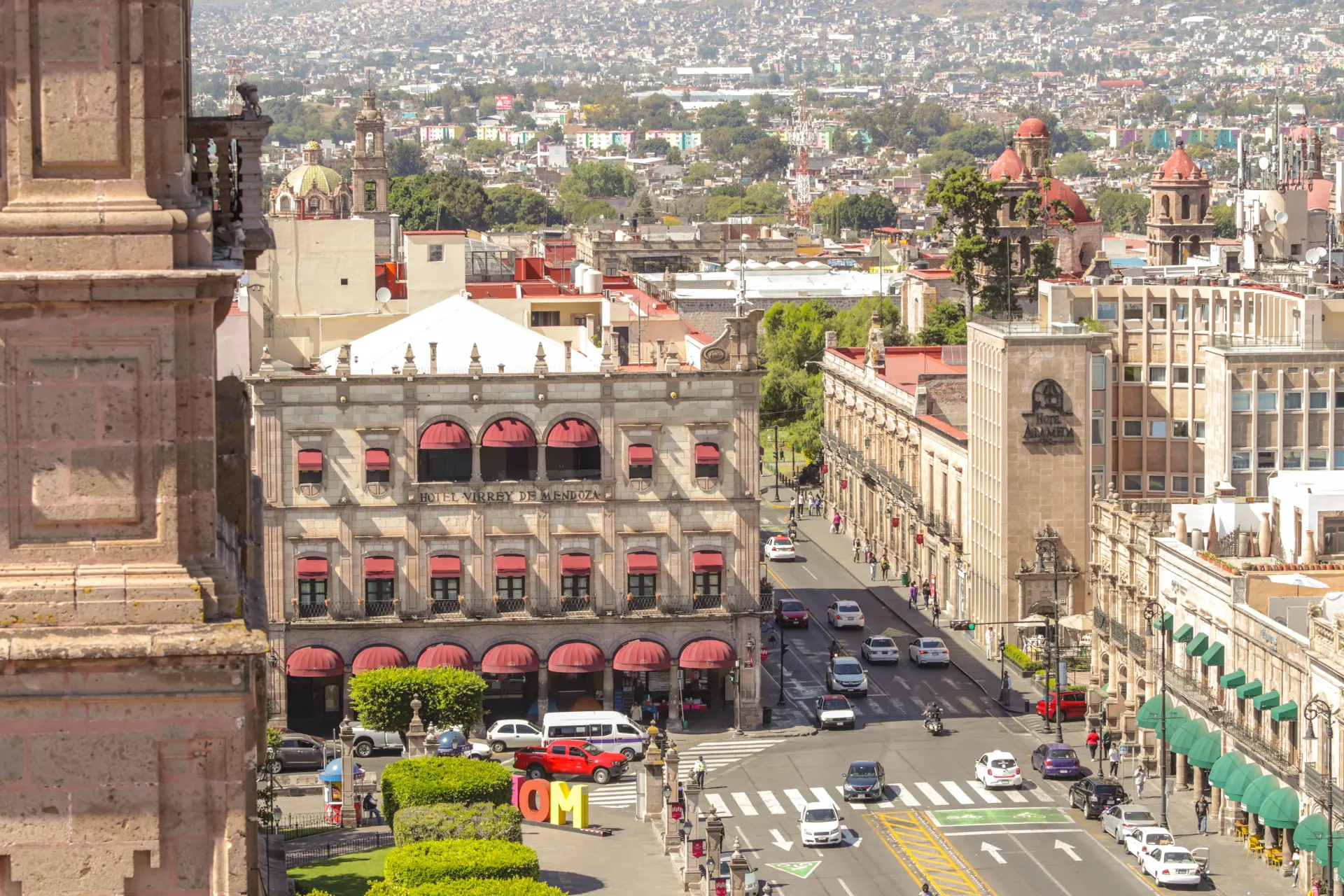 Una vista aérea de una calle de la ciudad con un gran edificio al fondo.