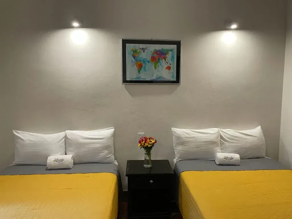 Una habitación de hotel con dos camas y un mapa del mundo en la pared.