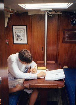 Foto van een jongen die schrijft in een boot