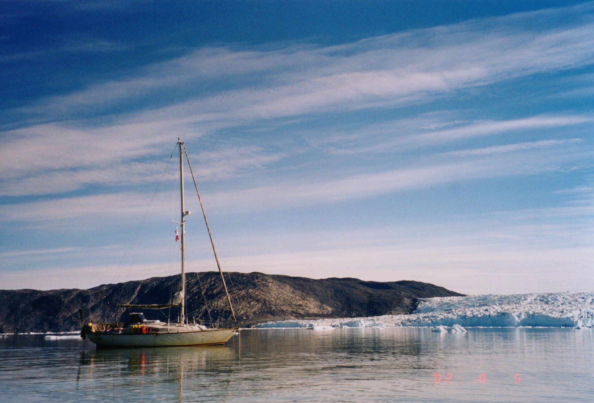 Foto van een boot op het water met blauwe lucht